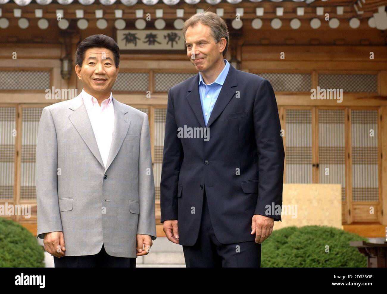 Der britische Premierminister Tony Blair trifft sich mit dem südkoreanischen Präsidenten Roh im Blauen Haus, der Präsidentenresidenz in Seoul, während seines einwöchigen Besuchs im Fernen Osten mit Japan, Südkorea, China und Hongkong. 01/12/2004 Präsident Roh beginnt einen zweitägigen Staatsbesuch in Großbritannien, Mittwoch, 1. Dezember 2004. Er wird heute Abend an einem Staatsbankett im Buckingham Palace teilnehmen und morgen Tony Blair treffen. Stockfoto