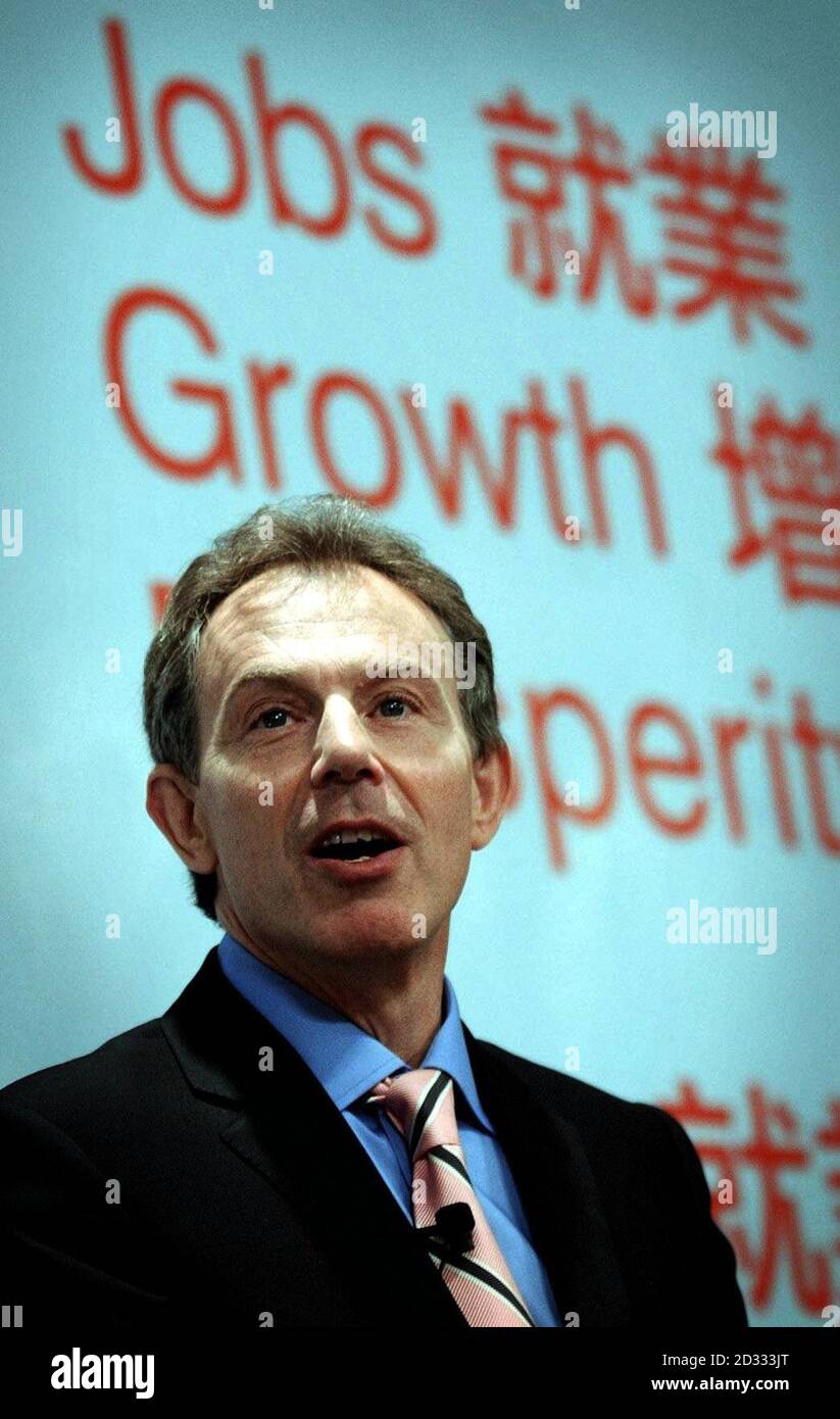 Premierminister Tony Blair hält eine Rede vor der britischen Handelskammer in Hongkong, in der er die Staats- und Regierungschefs der Welt aufforderte, gemeinsam gegen den Terrorismus vorzugehen, die Umwelt zu schützen und Handel und Wohlstand zu fördern. * Herr Blair wird nach Hause fliegen und einen Besuch in Fernost kürzen, um nicht von einem Taifun gestrandet zu werden. Auf Anraten des Kapitäns seines von British Airways gecharterten Boeing 777-Jets sagte Blair ein Programm von Veranstaltungen ab, das für heute und morgen geplant war, und ging stattdessen nach Heathrow. Stockfoto