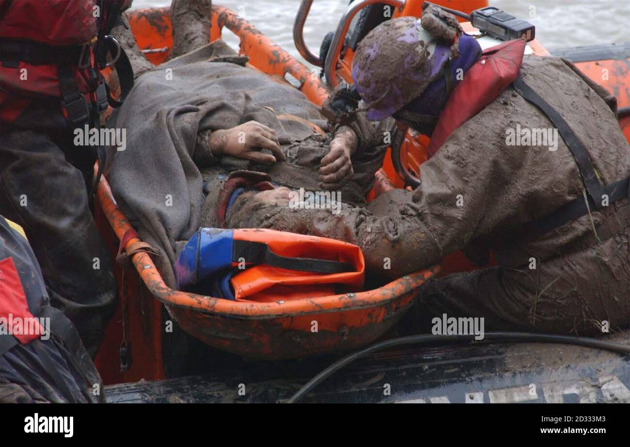 Eine Frau, die 24 Stunden im Untergrund gefangen war, wurde nach einer "übermenschlichen" Anstrengung von 100 Freiwilligen gerettet. Paul Taylor, Vorsitzender der Gloucestershire Cave Rescue Group, sagte: "Ich bin sehr, sehr glücklich, dass sie aus der Höhle ist. * Soweit wir verstehen, ist sie in guter Stimmung. "Es ist definitiv etwas, das wir nicht jeden Tag der Woche machen wollen. Wir sind sehr, sehr zufrieden mit der Art und Weise, wie alle so hart gearbeitet haben. Es ist erstaunlich, was die Rettungskräfte getan haben. Es ist eine solche Teamarbeit. Stockfoto