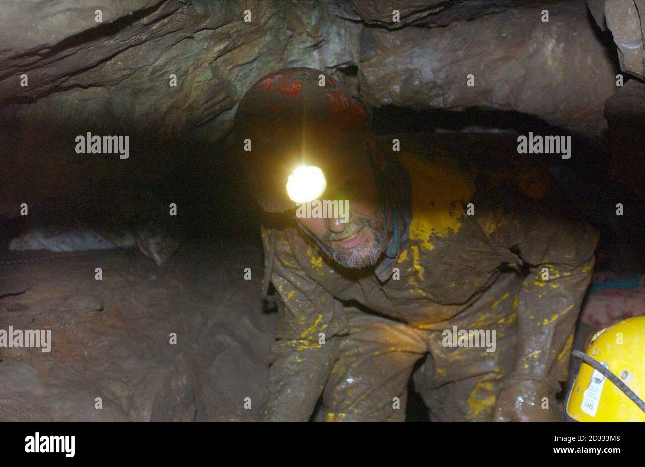 Rettungskräfte als Eingang einer Höhle, nachdem eine Frau, die 24 Stunden unter der Erde gefangen war, nach einer "übermenschlichen" Anstrengung von 100 Freiwilligen gerettet wurde. * Paul Taylor, Vorsitzender der Gloucestershire Cave Rescue Group, sagte: "Ich bin sehr, sehr glücklich, dass sie aus der Höhle ist. Soweit wir verstehen, ist sie in guter Stimmung. "Es ist definitiv etwas, das wir nicht jeden Tag der Woche machen wollen. Wir sind sehr, sehr zufrieden mit der Art und Weise, wie alle so hart gearbeitet haben. Es ist erstaunlich, was die Rettungskräfte getan haben. Es ist eine solche Teamarbeit. Stockfoto