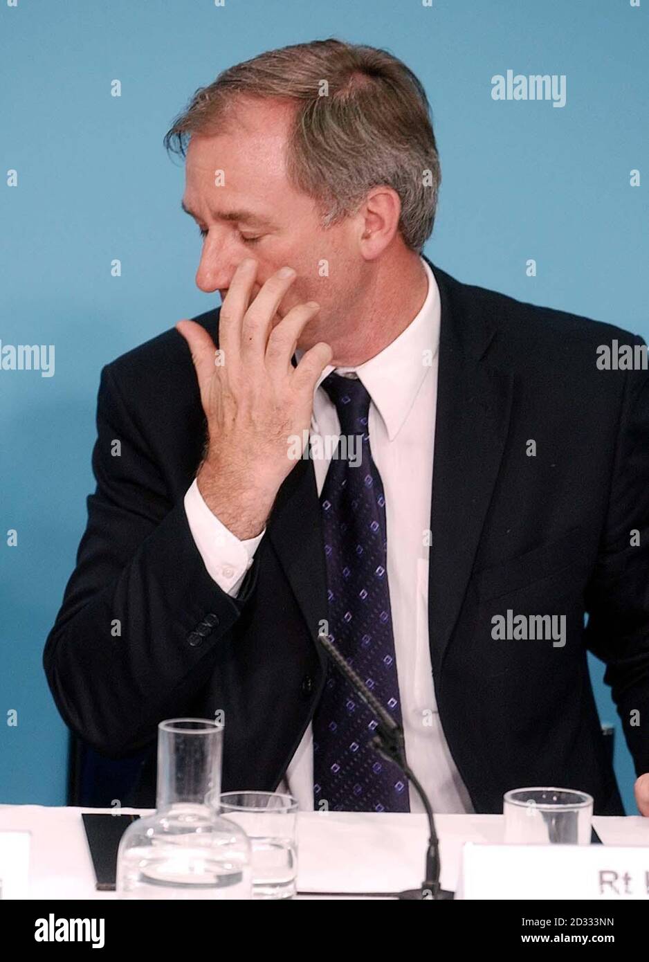 Verteidigungsminister Geoff Hoon bei einer Pressekonferenz mit Mitgliedern der neuen irakischen Regierung im Auswärtigen Amt. Der Verteidigungsminister Geoff Hoon und Außenminister Jack Straw stellten sich Fragen über die Kelly-Affäre. * beide Männer weigerten sich, die Angelegenheit trotz einer Flut von Anfragen zu diskutieren. Herr Straw bestand darauf, dass er "nichts weiter hinzuzufügen habe", während Herr Hoon sagte: "Ich denke, es ist sehr wichtig, unseren Gästen Respekt zu zeigen und Fragen zu ihrem Besuch hier zu stellen, anstatt eine Anfrage zu bearbeiten, die ich zu gegebener Zeit nachweisen werde." Stockfoto