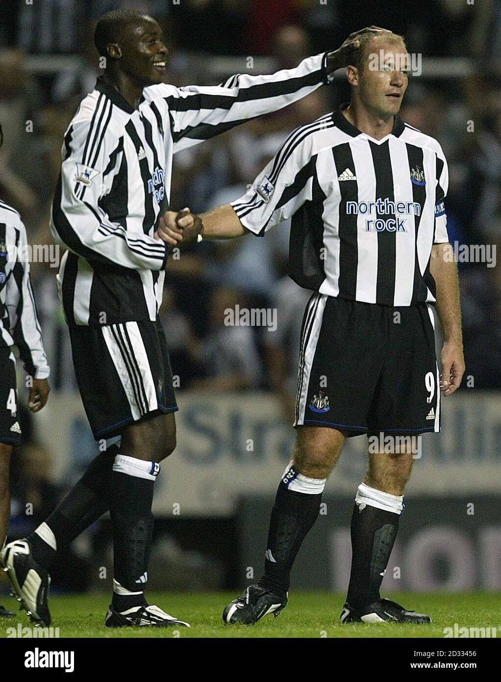 Newcastles Alan Shearer wird von Teamkollege Shola Ameobi konkratuliert, nachdem er am Dienstag, den 5. August 2003, im St. James' Park in Newcastle seinen zweiten Platz gegen Bayern München erzielt hatte. Stockfoto