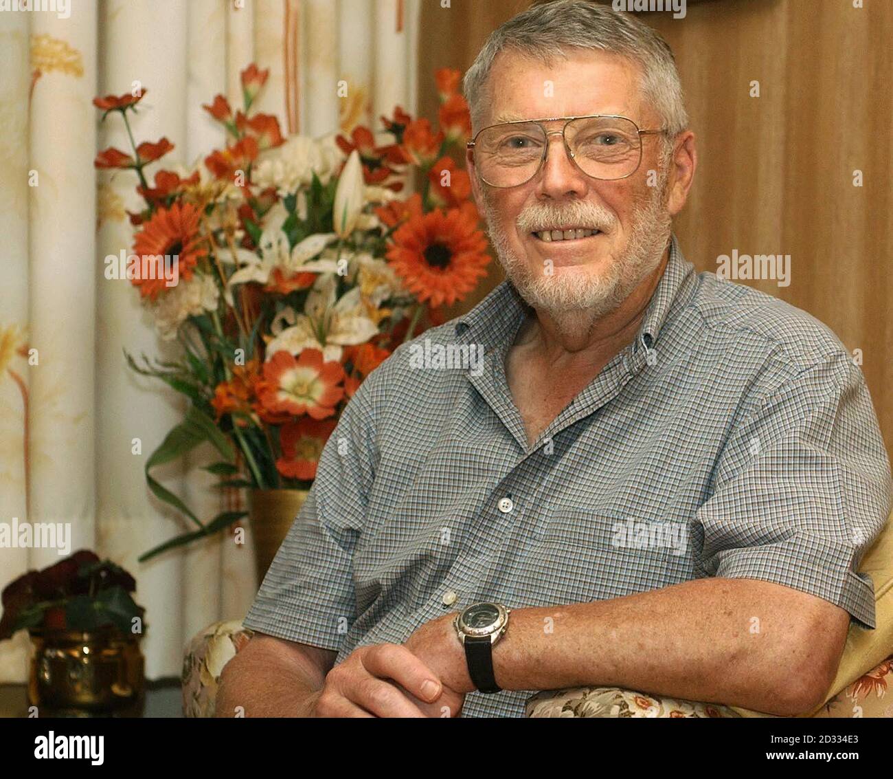 John Phillipson entspannt sich zu Hause in Watford, Hertfordshire nach einer Herzoperation mit nur einer Lokalanestation. Einer der ersten Patienten, der sich im hellwachen Zustand einer Herzoperation unterzogen hatte, sagte, dass er während der Operation Witze machte. John Phillipson, 72, aus Watford, war einer von vier Patienten, die am 7. August im Harefield Hospital in London das bahnbrechende Verfahren unter örtlicher Anestheung erhielten. Stockfoto