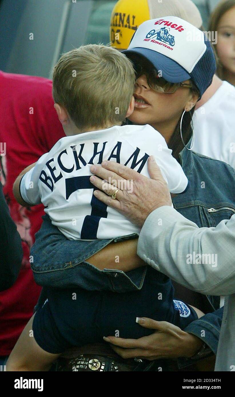 Victoria Beckham kommt mit ihrem Sohn Brooklyn an, um Englands Friendly International gegen Kroatien in der Portman Road, Ipswich, zu beobachten. DIESES BILD KANN NUR IM RAHMEN EINER REDAKTIONELLEN FUNKTION VERWENDET WERDEN. KEINE WEBSITE-/INTERNETNUTZUNG, ES SEI DENN, DIE WEBSITE IST BEI DER FOOTBALL ASSOCIATION PREMIER LEAGUE REGISTRIERT. Stockfoto