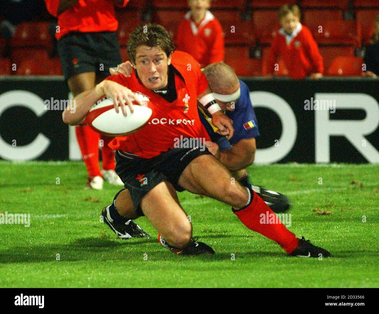 Wales Shane Williams kreuzt für den letzten Versuch, seinem Team einen 54-8 Sieg über Rumänien in ihrem internationalen Freundschaftsspiel auf dem Racecourse Ground, Wrexham, Mittwoch, 27. August 2003 zu geben. Das Spiel war ein Warm-up vor der bevorstehenden Rugby-Weltmeisterschaft in Australien, die im Oktober beginnt. Stockfoto