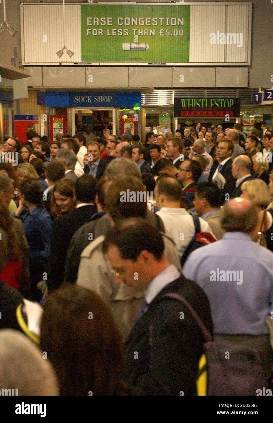 Pendler warten am Bahnhof Waterloo im Zentrum Londons, nachdem ein Stromausstoß während der geschäftigen Hauptverkehrszeit ein "beispielloses" Chaos auf den Bahn- und U-Bahnlinien der Hauptstadt verursachte. Kevin Groves, Sprecher von Network Rail, sagte, Züge seien "schwer getroffen" worden und die Situation sei "beispiellos" gewesen. Der Londoner Bürgermeister Ken Livingstone sagte, dass mindestens 250,000 Menschen von dem Stromausfall betroffen seien. Stockfoto