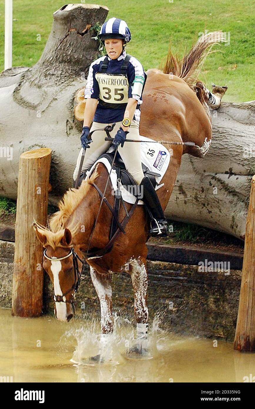 Die britische Zara Phillips, Tochter von Princess Royal, auf Toytown während des Cross Country bei den Burghley Horse Trials, Stamford. Stockfoto