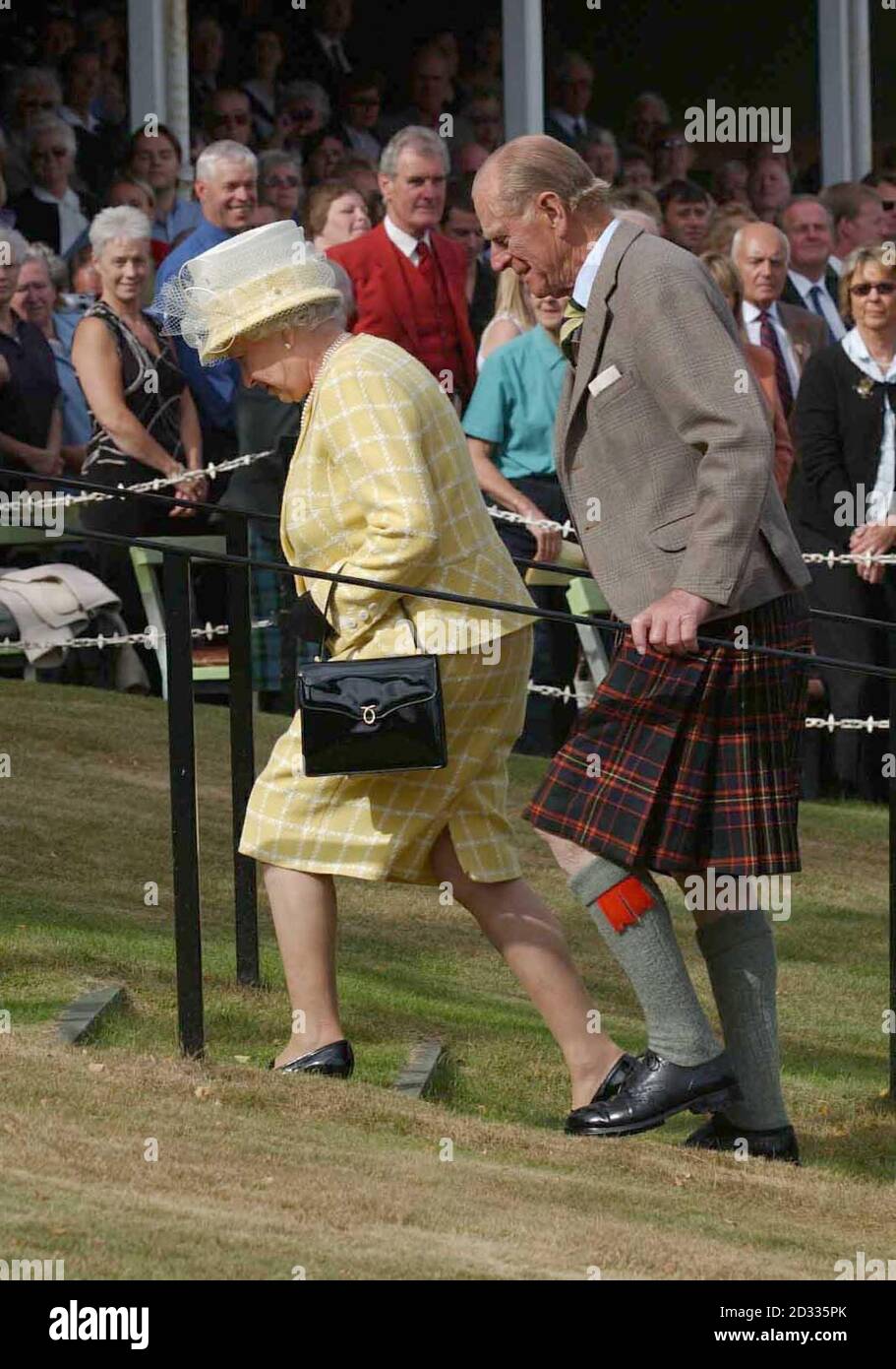 Die britische Königin Elizabeth II. Und der Herzog von Edinburgh kommen bei den Braemar Royal Highland Games in Aberdeenshire an, wo sie von Premierminister Tony Blair und Frau Cherie begleitet wurden. .. Das jährliche Ereignis zu beobachten, das eine Geschichte hat, die bis zu den Tagen von König Malcolm Canmore vor 900 Jahren zurückreicht. Stockfoto