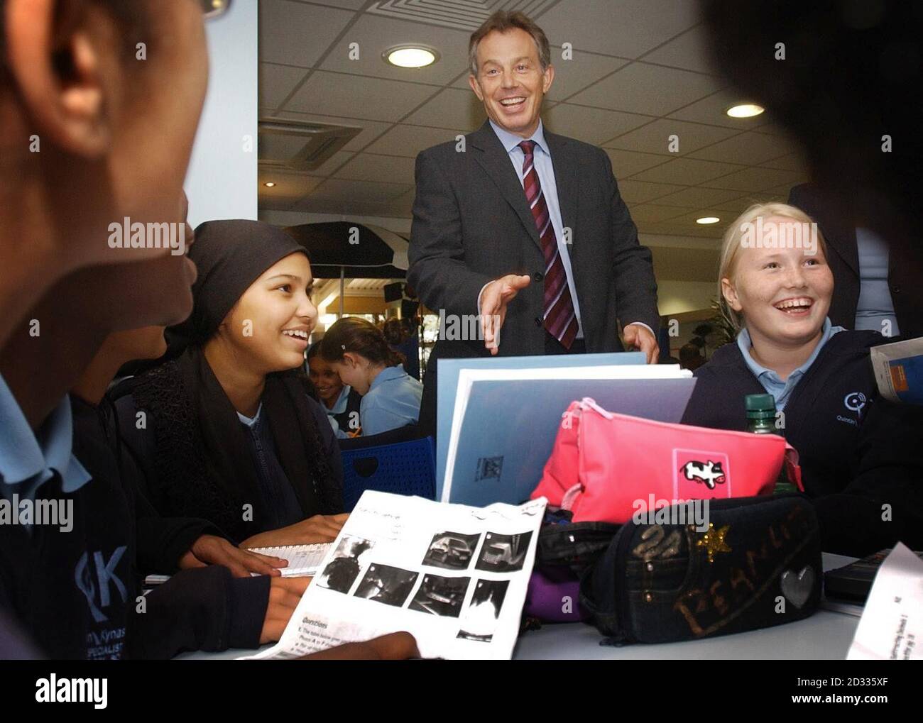 Premierminister Tony Blair trifft Schüler an der Quintin Kynaston Schule im Norden Londons, wo er ein neues Programm mit einem "Kinderkommissar" ankündigte. Stockfoto