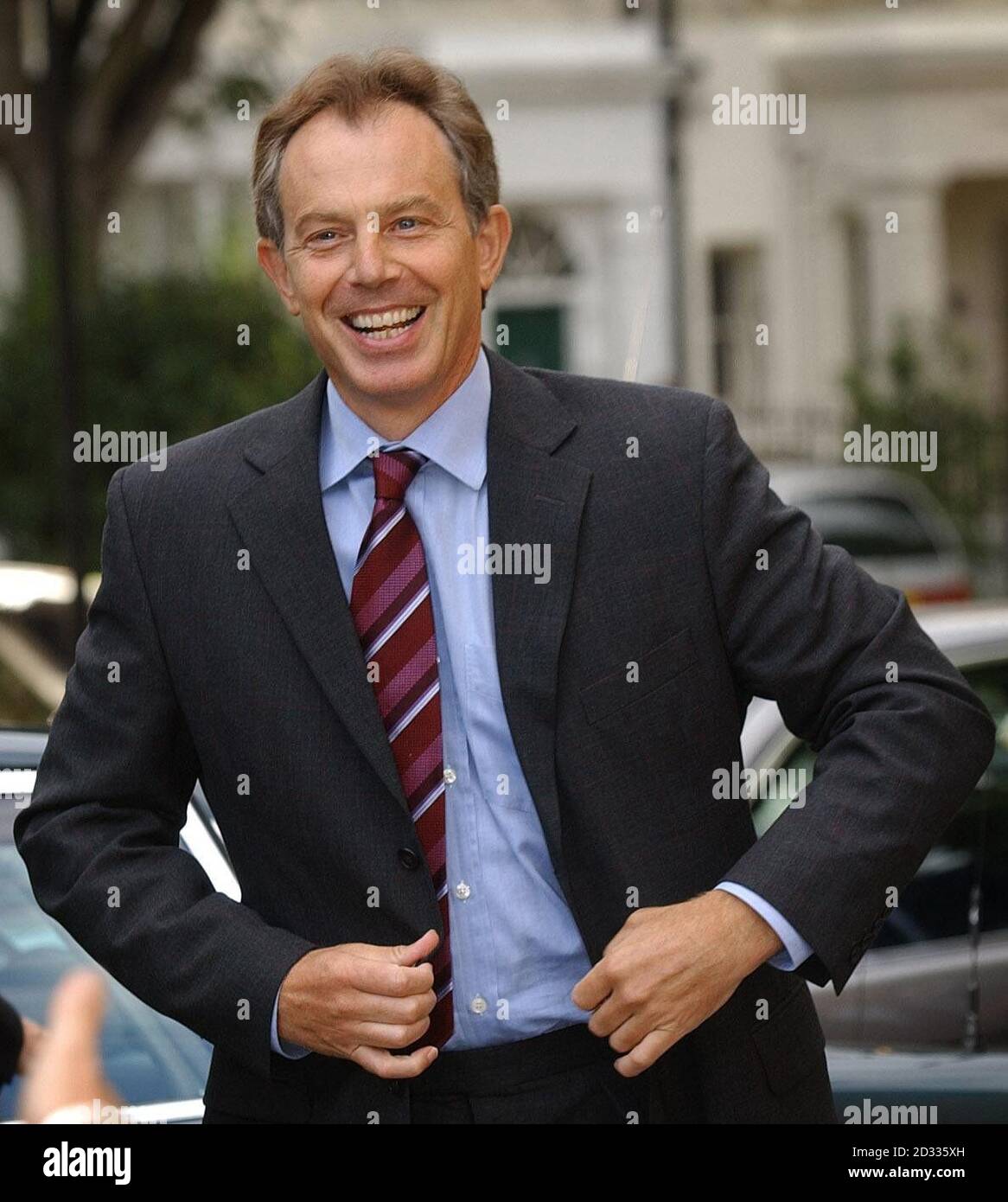 Premierminister Tony Blair trifft in der Quintin Kynaston Schule im Norden Londons ein, wo er Schüler trifft und ein neues Programm mit einem "Kinderkommissar" ankündigt. Stockfoto