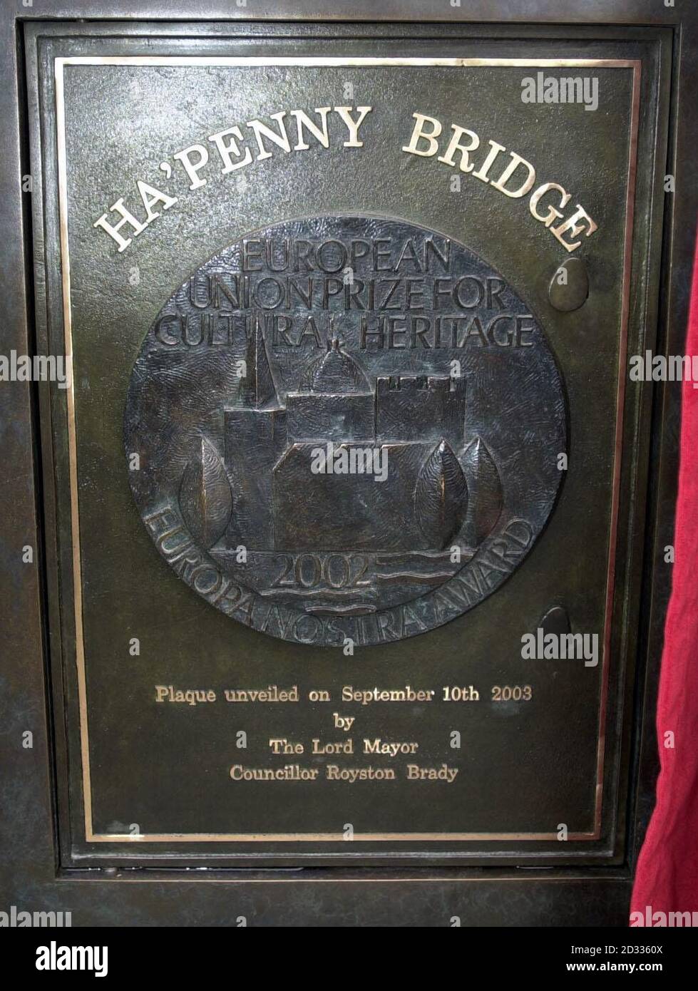 Die Gedenktafel, die der Oberbürgermeister von Dublin, Royston Brady, und die Ratsmitglied von Europa Nostra, Frau Consuelo O'Connor, an der Ha'Penny Bridge in der irischen Hauptstadt enthüllt haben, um des Europa Nostra Awards der Brücke zu gedenken, wurde für die jüngsten Restaurierungsarbeiten an der Struktur gewonnen. Die Ha'Penny Bridge (offically Wellington Bridge after the 'Iron Duke') wurde 1816 eröffnet und war die einzige Fußgängerbrücke auf der Liffey, bis die neue Millennium Bridge weiter oben 2000 eröffnet wurde. In Coalbrookdale in Shropshire in England gegossen, erwarb die Brücke ihren inoffiziellen Titel von der Maut, die an cro gezahlt wurde Stockfoto