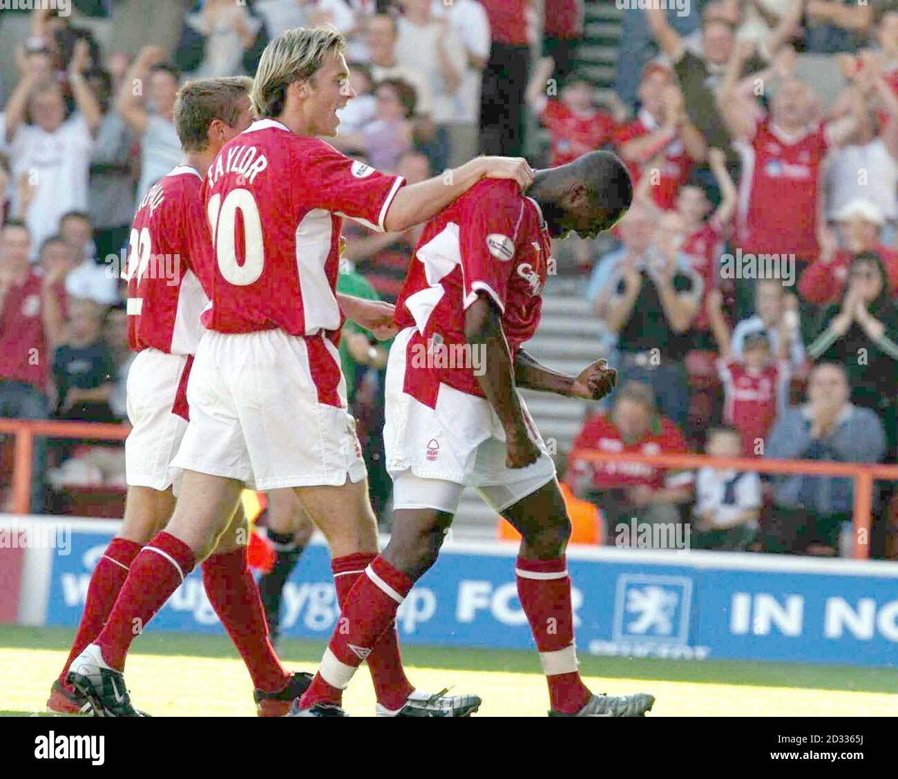 Marlon Harewood von Forest feiert seine Elfmeterumstellung während ihres Nationwide Division One-Spiels gegen Sheffield Utd am City Ground in Nottingham. DIESES BILD KANN NUR IM RAHMEN EINER REDAKTIONELLEN FUNKTION VERWENDET WERDEN. KEINE INOFFIZIELLE CLUB-WEBSITE. Stockfoto