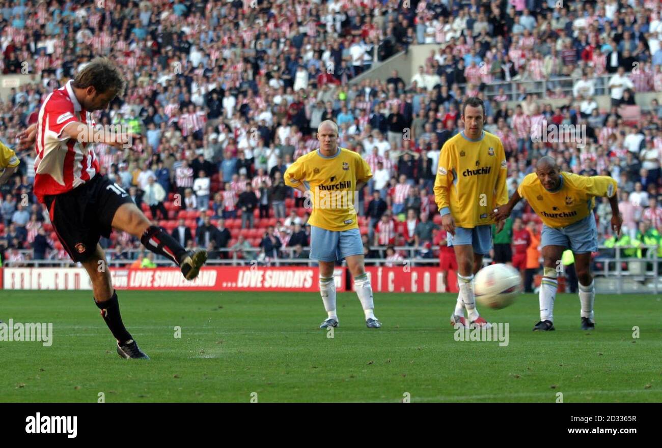 Marcus Stewart von Sunderland erzielt das Siegtor von der Strafstelle während ihres Nationwide Division One Spiels gegen Crystal Palace im Stadion of Light, Sunderland. Endergebnis 2:1. DIESES BILD KANN NUR IM RAHMEN EINER REDAKTIONELLEN FUNKTION VERWENDET WERDEN. KEINE INOFFIZIELLE CLUB-WEBSITE. Stockfoto