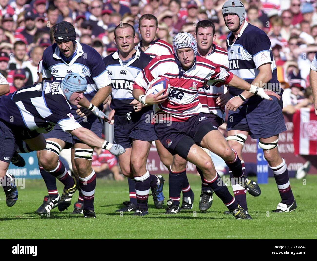 Gloucester James Forrester (3. Rechts) bricht während ihres Zuercher Premiership-Spiels gegen Rotherham in Kingsholm, Gloucester, vom Maul ab. Gloucester gewann 22:8. . Stockfoto