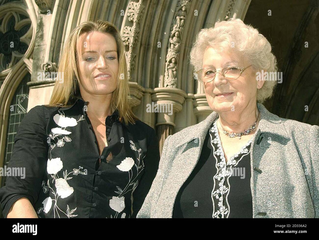 Muriel Jakubait (rechts), die Schwester von Ruth Ellis, mit ihrer Enkelin Tamara Harrington am High Court, London, zum Beginn einer zweitägigen Berufungsverhandlung, die darauf abzielte, die Mordverurteilung zu unterdrücken und ein Totschlag wegen Provokation und/oder verminderter Verantwortung gegen Ruth Ellis zu erlegen, Die letzte Frau, die in Großbritannien hingerichtet wurde. Stockfoto