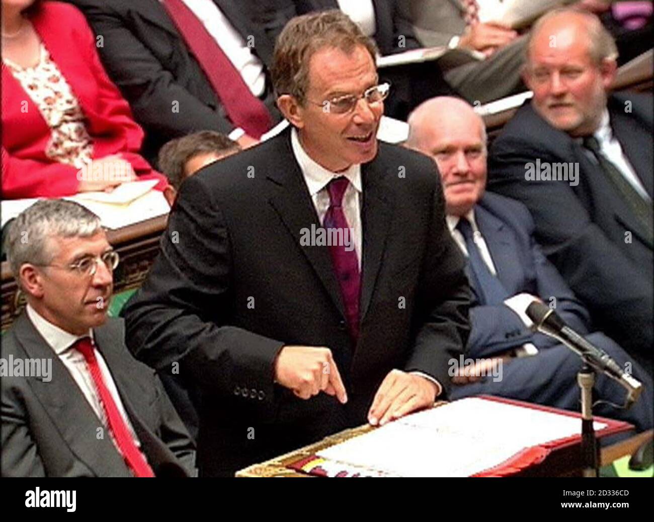 Premierminister Tony Blair während der Fragestunde des Premierministers im Unterhaus im Zentrum von London. Blair sagte im Unterhaus, dass er die Möglichkeit, während des gegenwärtigen Parlaments ein Referendum über die Mitgliedschaft des Vereinigten Königreichs in der europäischen Einheitswährung abzuhalten, nicht ausschließen werde. Stockfoto