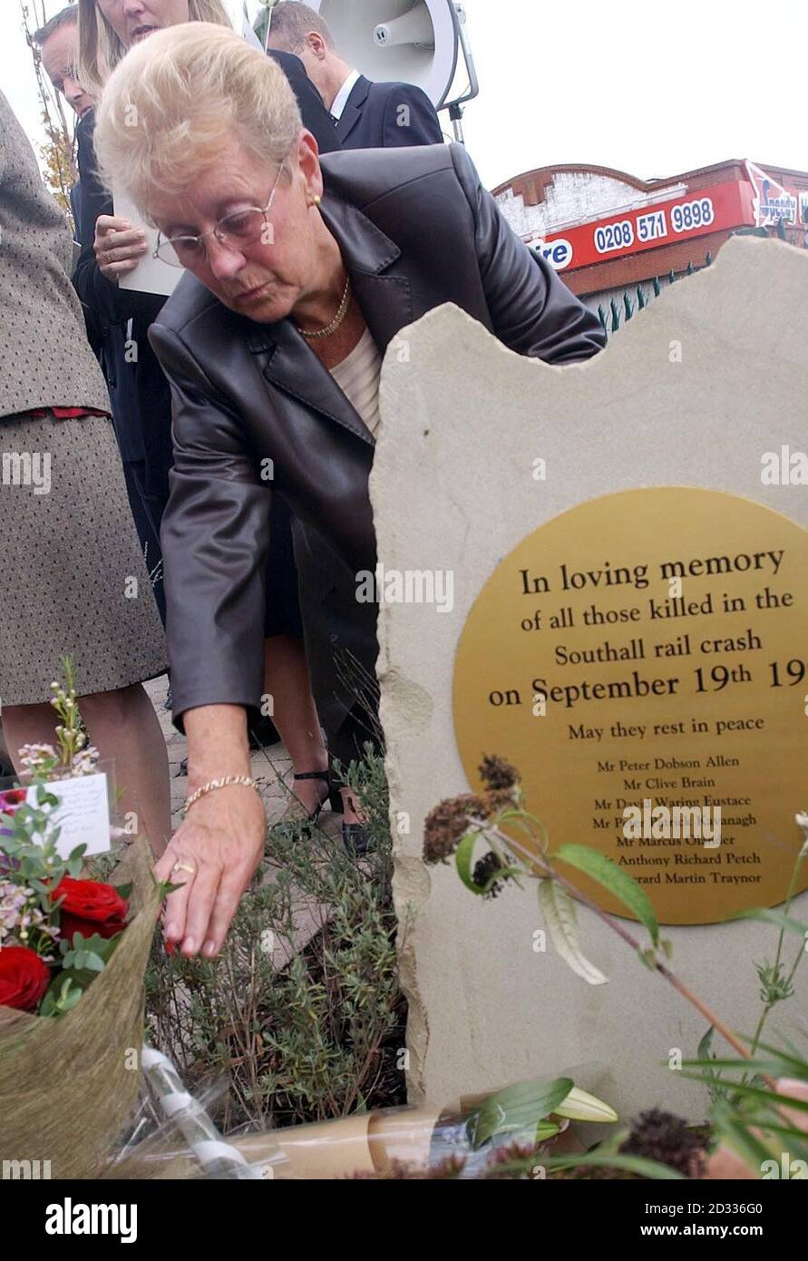 Janet Allen, die Frau von Peter, der beim Eisenbahnunfall in Southall starb, legt Blumen in einem Gedenkgarten am Bahnhof Southall nieder. Sechs Jahre nach der Tragödie wurde das erste Denkmal für die Opfer des Eisenbahnunglücks in Southall enthüllt. Stockfoto