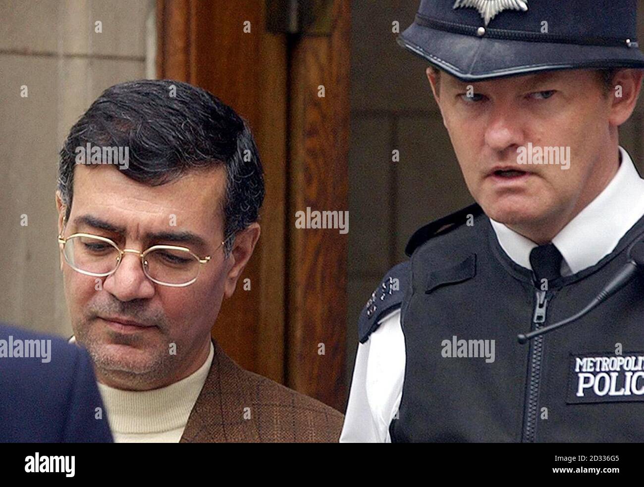 Der ehemalige iranische Diplomat Hade Soleimanpour wird von einem Polizeibeamten des Amtsgerichts der Bow Street geführt. Soleimanpour wird nach einem Bombenanschlag in Argentinien vor neun Jahren wegen Auslieferung angezeigt. Stockfoto