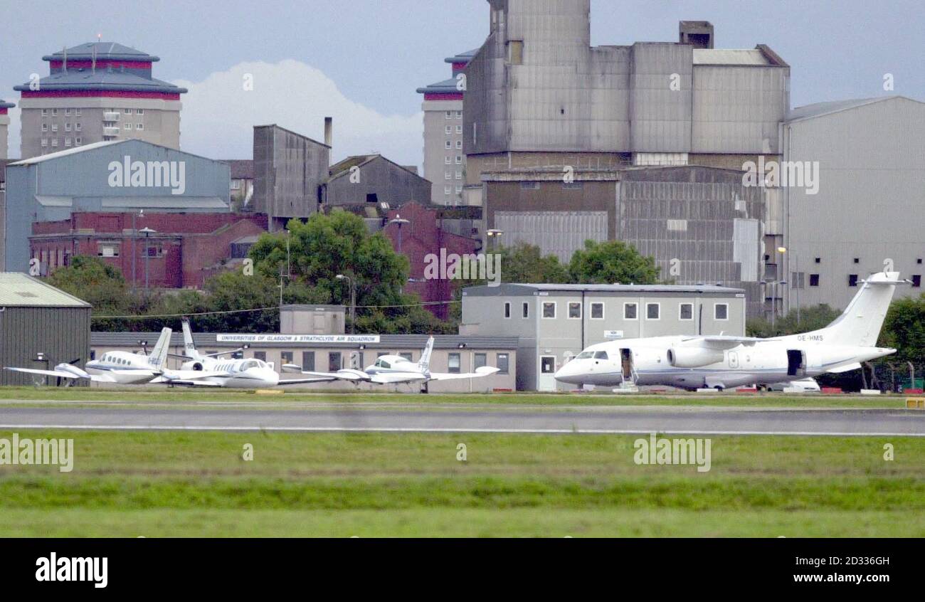 Der zweimotorige Dornier 328-Jet, der 15 Personen einschließlich der Besatzung (rechts), die auf ein University Air Squadron Building am Flughafen Glasgow traf, transportete. Der private Executive Jet im Zentrum eines Notfallalarms am Flughafen Glasgow, nachdem sein Flügel ein Gebäude gekappt hatte. Ein Flughafensprecher sagte, der zweimotorige Privatjet sei gerade am Flughafen gelandet und sei mit dem Taxi zu seinem Parkplatz gefahren, als eine Flügelspitze ein Gebäude eines Universitätsluftgeschwaders beschneide. Es wurden keine Verletzungen gemeldet und das Ausmaß des Schadens wurde noch untersucht. Stockfoto