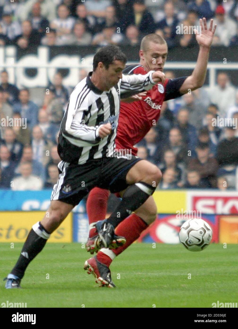 Leeds United Mark Viduka feiert sein zweites Tor gegen Tottenham Hotspur während ihres FA Barclaycard Premiership Spiels auf dem Leeds Elland Road Ground. Stockfoto