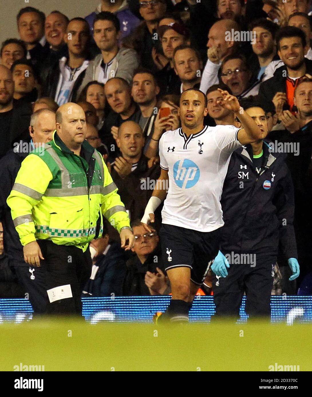 Tottenhams Andros Townsend, nachdem er während des Barclays Premier League-Spiels in der White Hart Lane in London in die Fotografengrube gefallen war. Stockfoto