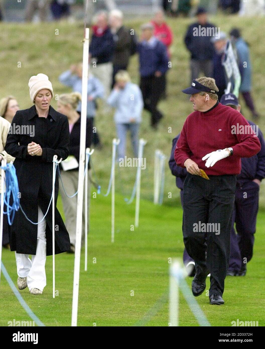 Der schottische Colin Montgomerie spricht mit seiner Frau Eimar (links) während der ersten Runde des Proams bei den Dunhill Links Championships in Carnoustie. Stockfoto