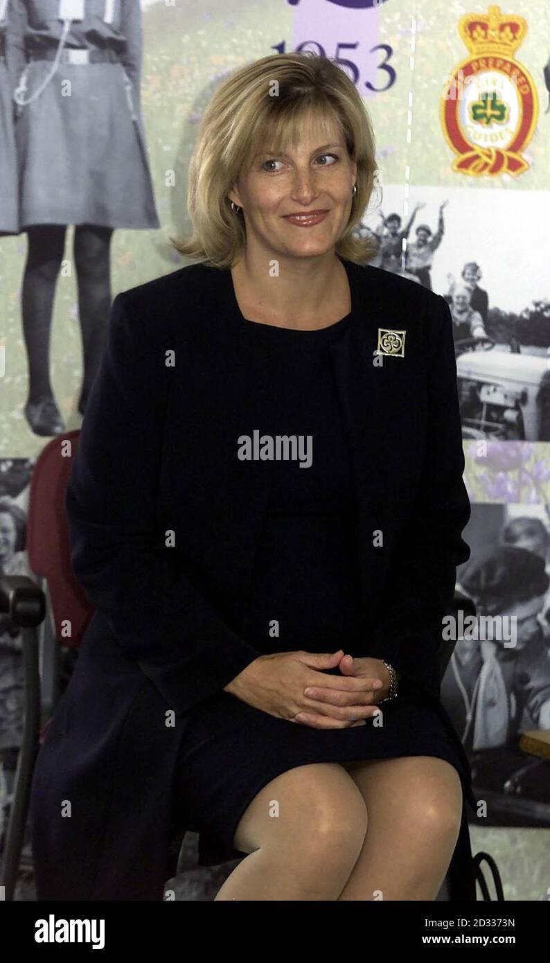 Die Gräfin von Wessex während ihres ersten offiziellen Engagements als Präsidentin von Girl Guiding UK, an ihrem Hauptsitz in Buckingham Palace Road, London, wo sie Silver Queens Guide Broaches präsentierte Stockfoto