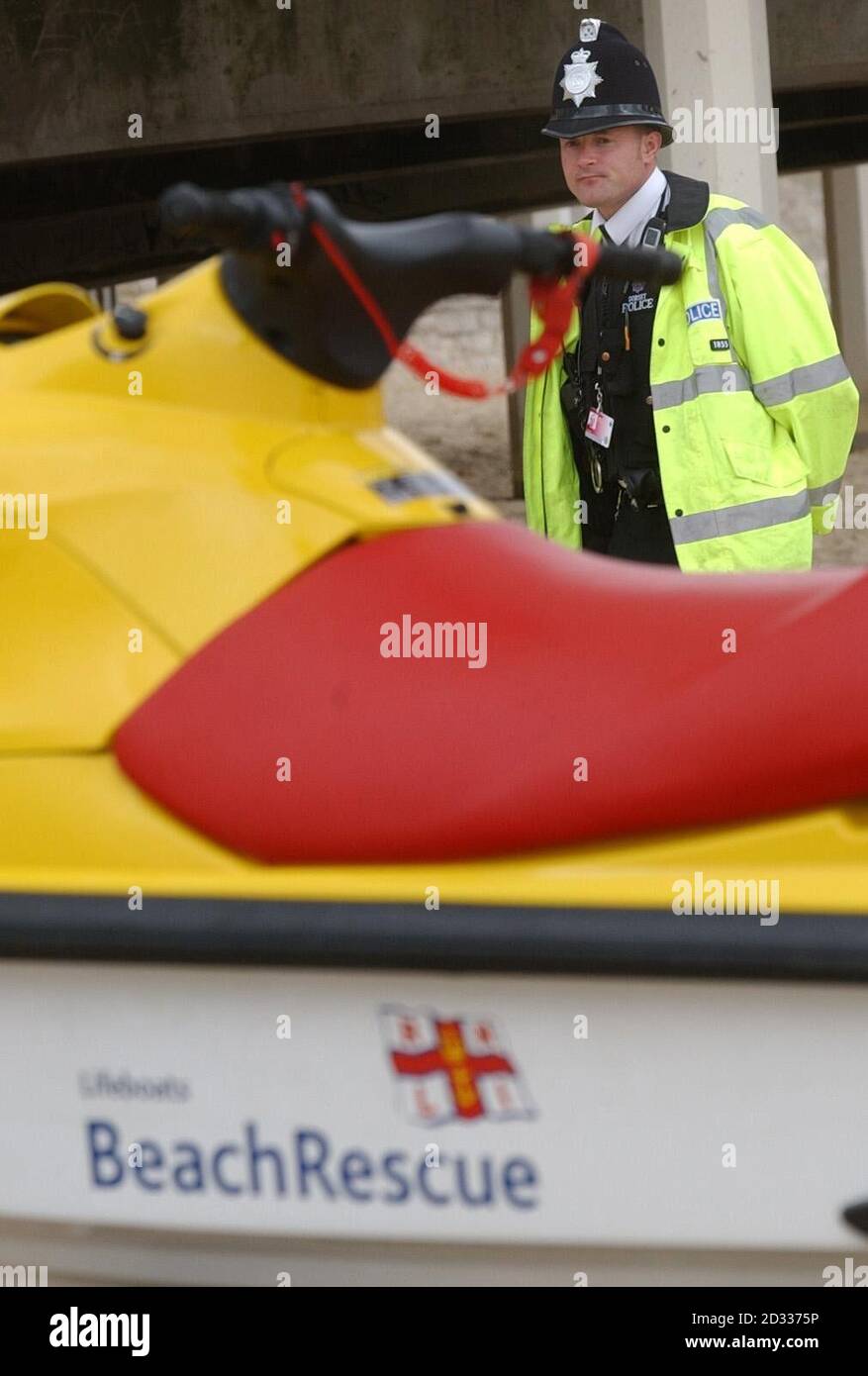Ein Polizist im Dienst am Strand von Bournemouth, als Teil einer Präsenz mit hoher Sicherheit vor der erwarteten Ankunft des Premierministers Tony Blair in der Stadt für die Jahreskonferenz der Labour-Partei. * Labour-Aktivisten versammelten sich in Bournemouth zu der Konferenz, inmitten von Warnungen, dass Blair seiner härtesten Fahrt seit seiner Machtüberkunft ausgesetzt sein könnte. Enge Verbündete des Premierministers haben eingeräumt, dass er Zweifel und Unzufriedenheit unter der Parteienwurzel über seine Politik im in- und Ausland überwinden muss. Stockfoto
