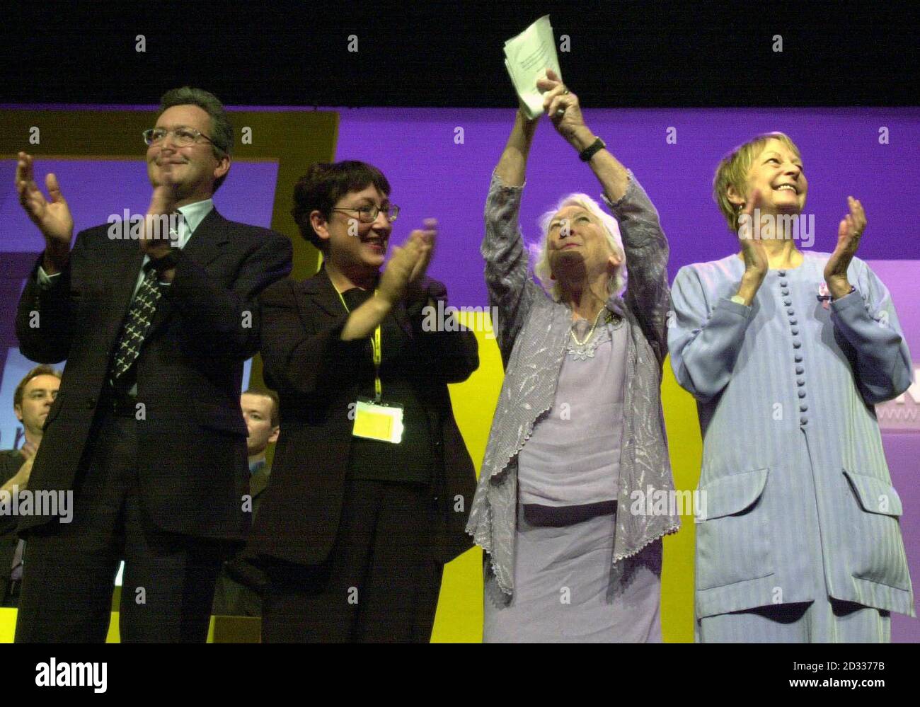 Die Präsidentin der Scottish National Party Winnie Ewing (zweite von rechts) beklagt sich am Ende ihrer Espeach von den Familienmitgliedern L-R Fergus Ewing M.S.P, Annabelle Ewing M.S.P. Winnie und Margaret Ewing M.S.P auf der S.N.P Konferenz in Inverness. Stockfoto