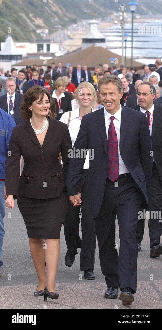 Der britische Premierminister Tony Blair, begleitet von seiner Frau Cherie, geht zurück in ihr Hotel, nachdem er seine Grundsatzrede vor der Labour Party Conference in Bournemouth gehalten hat. Stockfoto