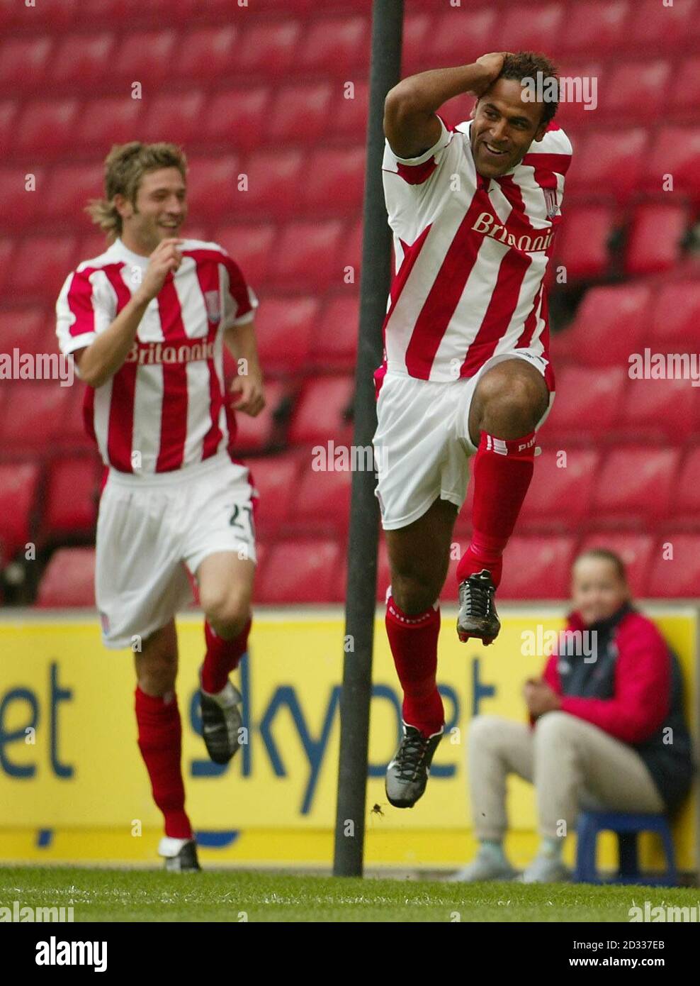 Wayne Thomas von Stoke City (rechts) feiert den Treffer gegen Nottingham Forest während ihres Nationwide Division One-Spiels im Britannia Stadium, Stoke. DIESES BILD KANN NUR IM RAHMEN EINER REDAKTIONELLEN FUNKTION VERWENDET WERDEN. KEINE INOFFIZIELLE CLUB-WEBSITE. Stockfoto