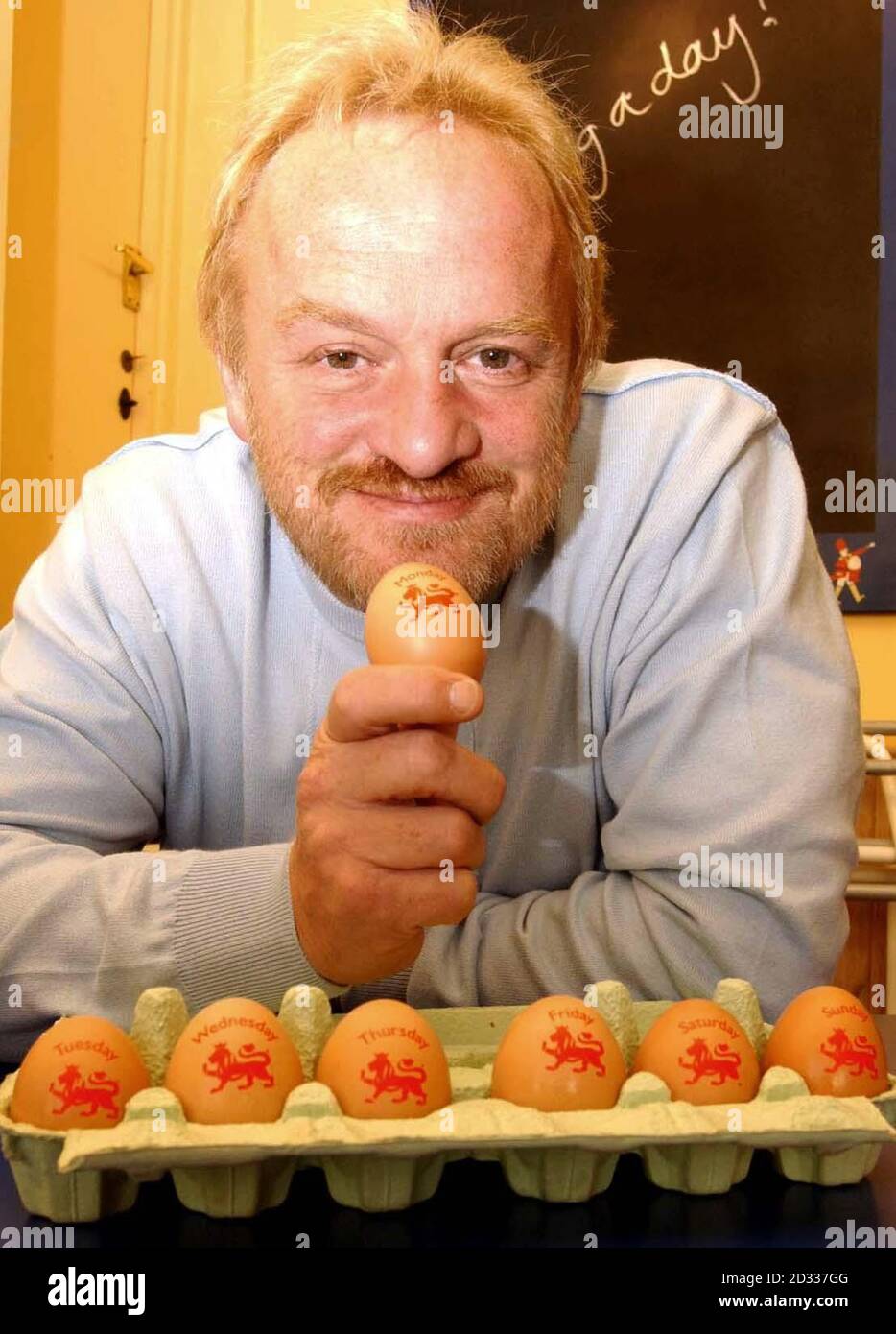 Der Starkoch Anthony Worrall Thompson posiert für Fotografen während des Starts von "Egg A Day", der Kampagne für die British Egg Week im Boiled Egg and Soldiers Cafe in Clapham, London. Die British Egg Week dauert vom 6. Bis 12. Oktober. Stockfoto