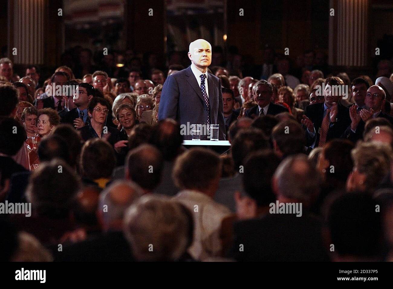 Tory-Führer Iain Duncan Smith während seiner Keynote auf der Conservative Annual Conference in Blackpool. Duncan Smith warnte seine Parteikritiker: "Steigen Sie ein oder gehen Sie uns aus dem Weg." Duncan Smith beschuldigte den Premierminister, in 'BlairWorld' zu leben, wo die Kriminalität niedrig war, die Steuern niedrig waren und die Züge pünktlich fuhren. Stockfoto