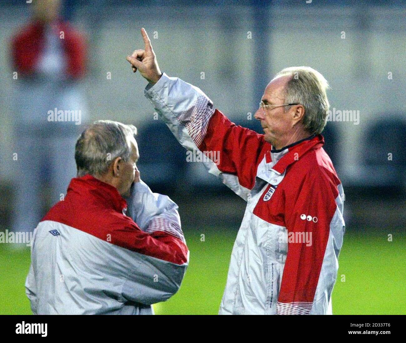 England-Manager Sven-Goran Eriksson (rechts) beim Training im Fenerbahce-Stadion in Istanbul, Türkei, vor dem morgigen EM 2004-Qualifikationsspiel gegen die Türkei in Istanbul. DIESES BILD KANN NUR IM RAHMEN EINER REDAKTIONELLEN FUNKTION VERWENDET WERDEN. KEINE WEBSITE-/INTERNETNUTZUNG, ES SEI DENN, DIE WEBSITE IST BEI DER FOOTBALL ASSOCIATION PREMIER LEAGUE REGISTRIERT. Stockfoto