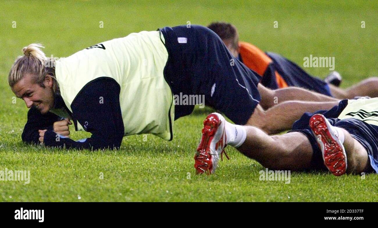 England Kapitän David Beckham während einer Trainingseinheit im Fenerbahce Stadion in Istanbul, Türkei, vor dem EM 2004 Qualifying Spiel gegen die Türkei in Istanbul morgen. DIESES BILD KANN NUR IM RAHMEN EINER REDAKTIONELLEN FUNKTION VERWENDET WERDEN. KEINE WEBSITE-/INTERNETNUTZUNG, ES SEI DENN, DIE WEBSITE IST BEI DER FOOTBALL ASSOCIATION PREMIER LEAGUE REGISTRIERT. Stockfoto