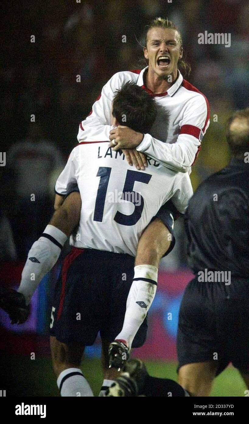 England Kapitän David Beckham (oben) feiert mit Teamkollege Frank Lampard nach Englands 0-0 Unentschieden mit der Türkei während des Qualifikationsspiel der Europameisterschaften im Sukruu Saracoglu Stadion in Istanbul, Türkei. DIESES BILD KANN NUR IM RAHMEN EINER REDAKTIONELLEN FUNKTION VERWENDET WERDEN. KEINE WEBSITE-/INTERNETNUTZUNG, ES SEI DENN, DIE WEBSITE IST BEI DER FOOTBALL ASSOCIATION PREMIER LEAGUE REGISTRIERT. Stockfoto