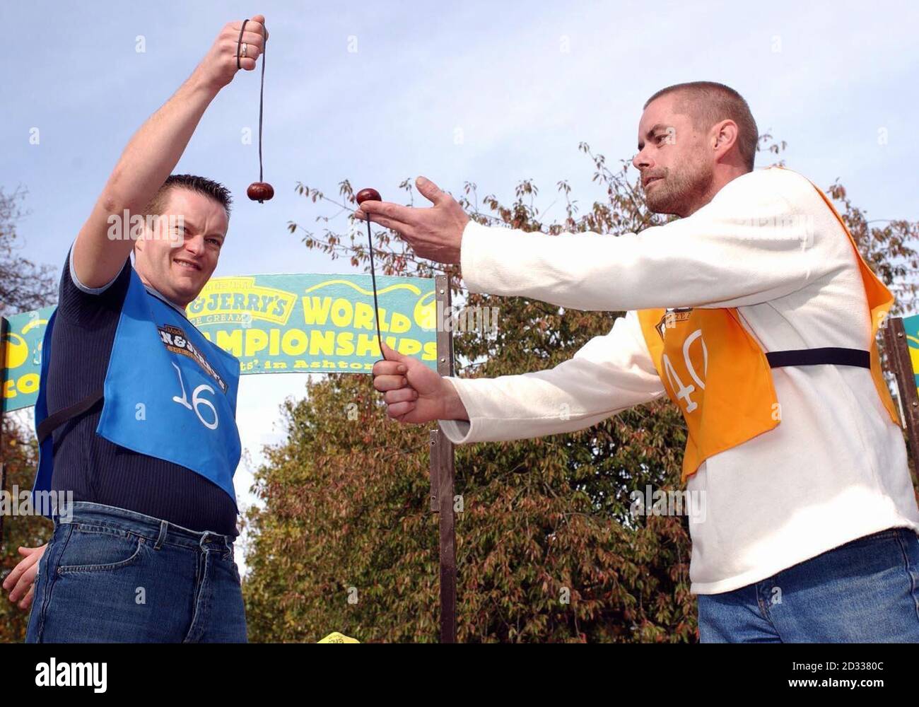 Die Herren-Finalisten Jason Allen (links) und Brian Stewart (rechts) kämpfen bei den Conker-Weltmeisterschaften 2003 um den Titel. Der jährliche Wettbewerb, der auf dem Dorfgrün in Ashton, in der Nähe von Oundle, Northamptonshire, stattfindet, hat mehr als 350 Herausforderer aller Altersgruppen angezogen, die um die Siegertrophäen kämpfen. Die Teilnehmer kamen aus Australien, Neuseeland, Polen, der Ukraine, den USA und Kanada. Stockfoto