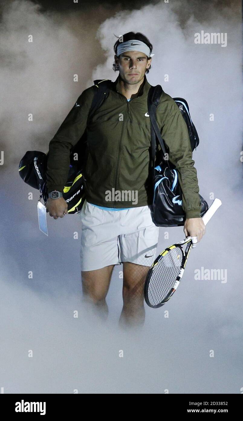 Rafael Nadal kommt am fünften Tag des Barclays ATP World Tour Finals in der O2 Arena in London auf den Platz. Stockfoto