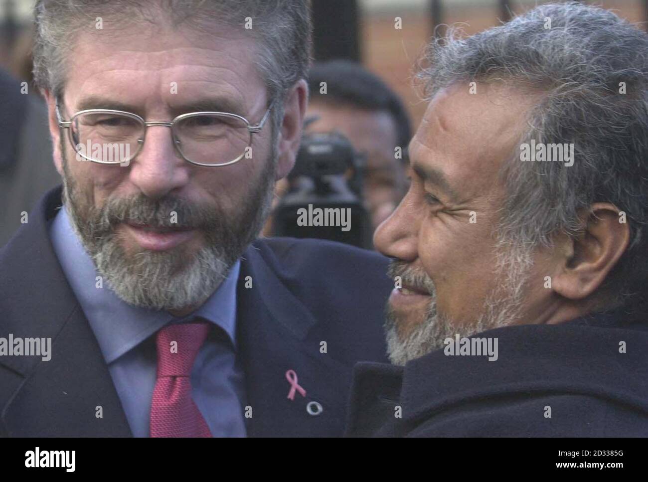 Sinn Fein-Anführer Gerry Adams (links) mit der Präsidentin von Osttimor, Xanana Gusmao, während seines Besuchs im Clonard Gardens Memorial, Bombay Street, West Belfast, Nordirland. Stockfoto