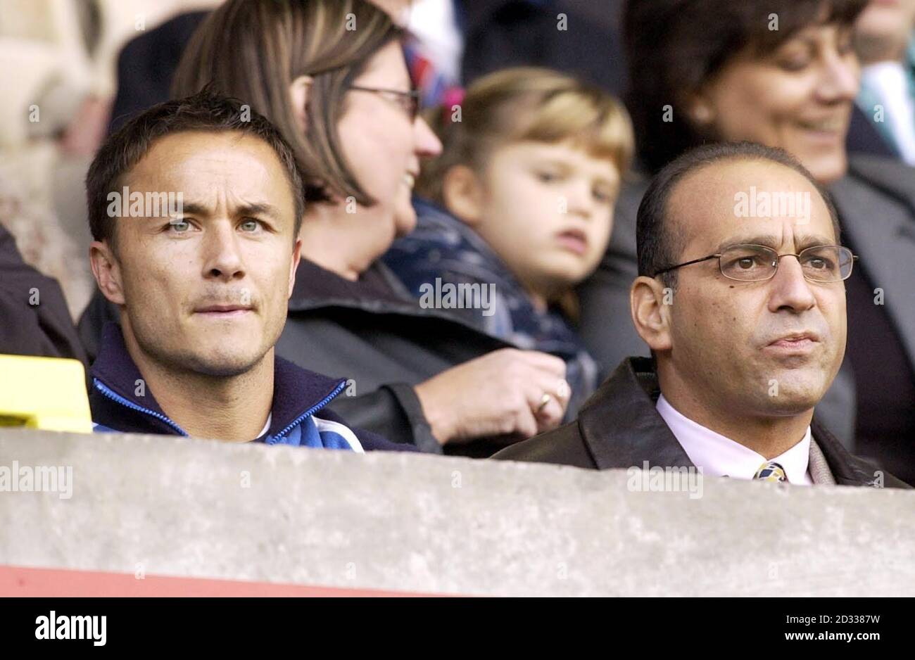 Millwall-Manager Dennis Wise sitzt mit dem Vorsitzenden Theo Paphitis (rechts) während des Nationwide Division One-Spiels gegen Sheffield United in Den, Süd-London. 08/09/04: Millwall hat versucht, ihre finanzielle Lage zu verteidigen, indem er Berichte über den Verein, der mit einem jährlichen Verlust von 4 Millionen konfrontiert ist, abgibt. Es wurde berichtet, dass die WM-Aufstiegshoffnung und die UEFA-Cup-Anwärter eine Spielerlohnrechnung zahlten, die die jährlichen Gate-Einnahmen um 3 Millionen übertraf. Obwohl sie das Finale des FA Cup in der vergangenen Saison erreicht haben, hat Paphitis zugegeben, eine Reihe von finanziellen Spielereien zu Unternehmen, um Erfolg zu erzielen. DIES Stockfoto