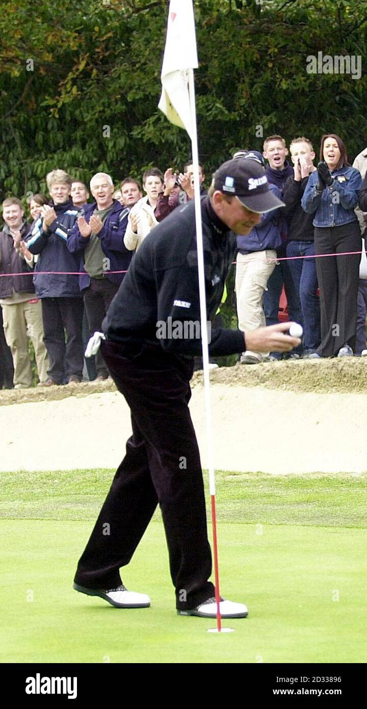 Der Däne Thomas Bjorn holt den Ball aus dem 14. Loch, nachdem er ein Loch in einem geschlagen hat, während der HSBC World Match Play Championship im Wentworth Golf Club, Virginia Water. Ernie Els gewann die HSBC World Match Play Championship. Stockfoto