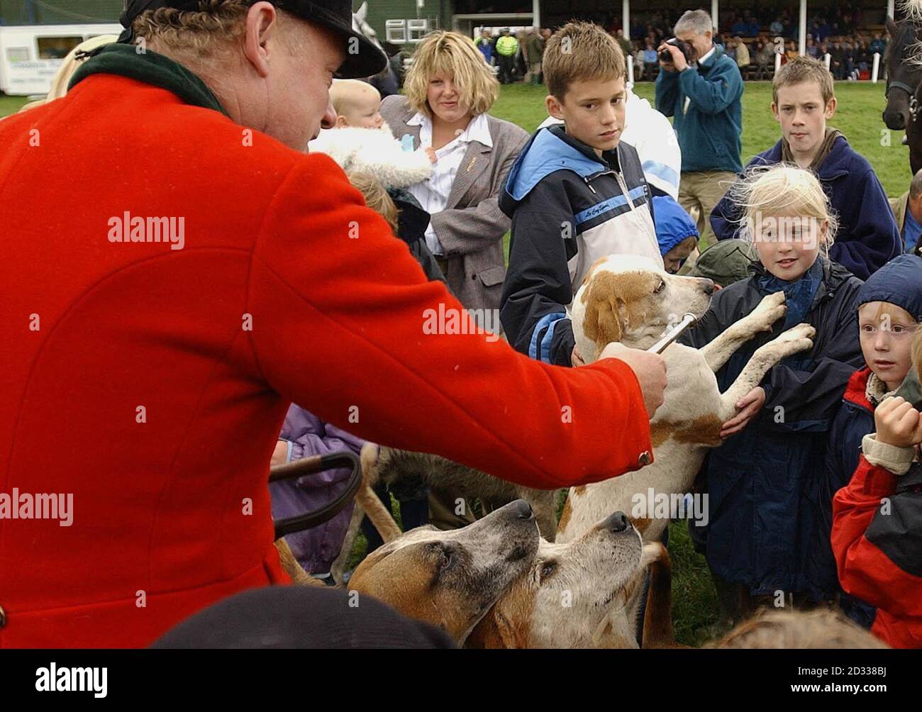 Besucher der Nidderdale Show auf der Pateley Bridge im September, wo sie Gelegenheit hatten, mit Jägern zu sprechen und die Hunde zu treffen. Pro-Jagd Gleichaltrige versuchten heute, Pläne von Abgeordneten umzukehren, um den Sport zu verbieten zu Beginn der umstrittenen Hunting Bill Ausschussphase. Aber Kollegen, viele von ihnen wütend über Taktiken von Anti-Blut-Sport-Abgeordneten, die zu einer riesigen freien Stimme Verbot Fuchsjagd führte, planen, das Gesetz zu ändern, um geregelte Jagd, Hasen Coursing und Hirschjagd unter Lizenz zu ermöglichen. Stockfoto