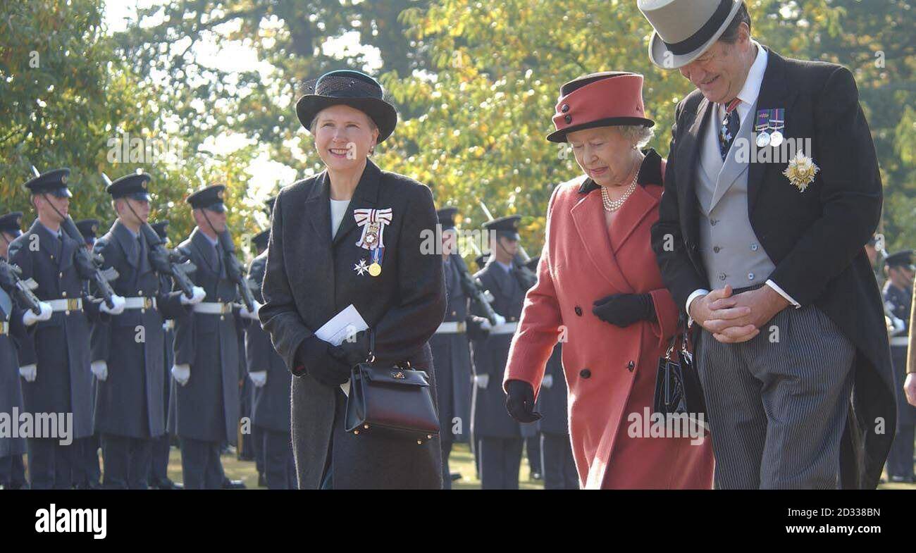 Die Königin nahm an der Wiederweihung des Air Forces Memorial in Runnymede Teil, eine Erinnerung an die Smae-Pflicht, die sie vor 50 Jahren bis heute geleistet hat. Mit ihren Worten „ Sie kehrt gnädig zurück, um die 50 Jahre des Gedenkens an die Runnymede als Ort des Gedenkens und der Erinnerung zu ehren“. Stockfoto