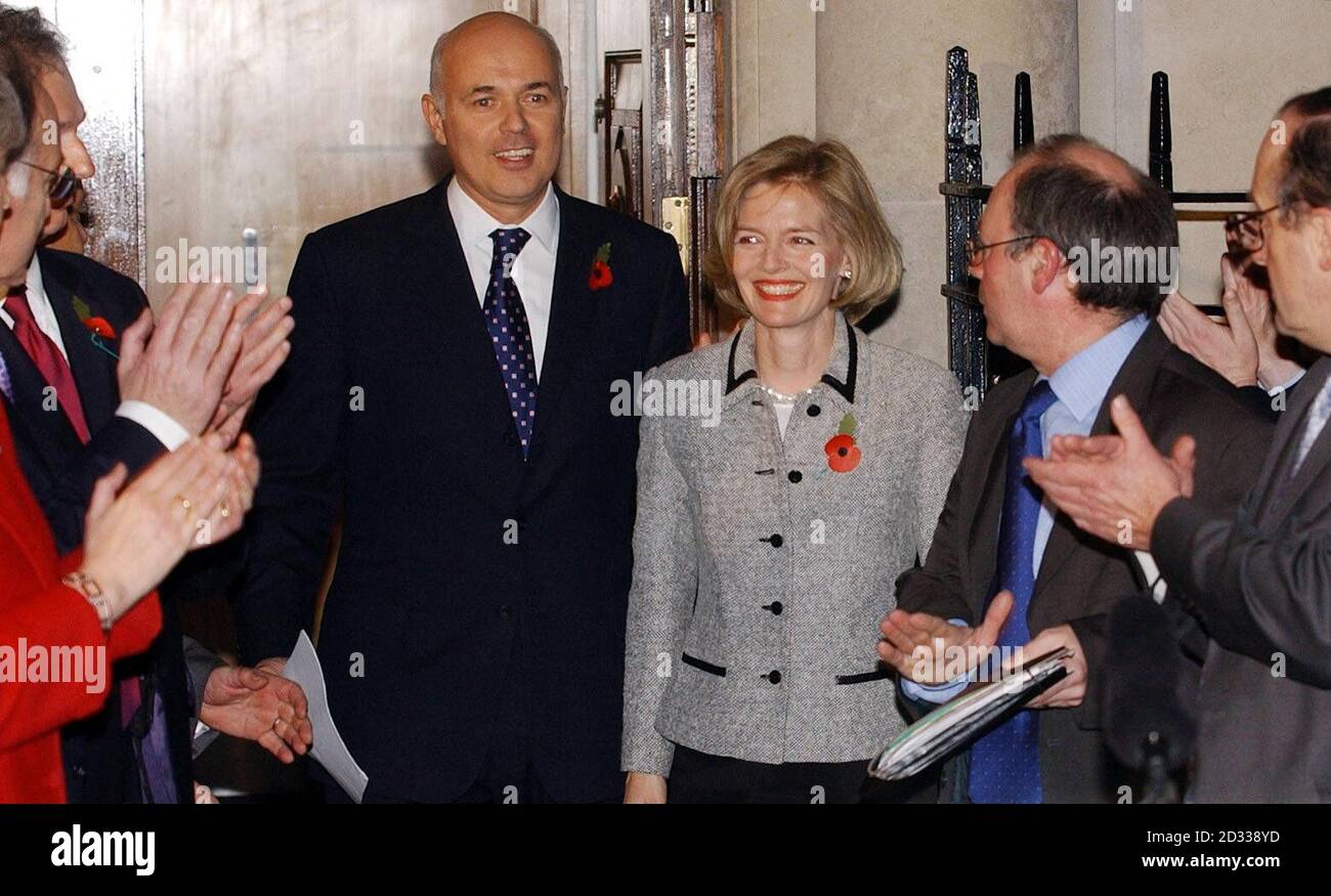 Der konservative Parteivorsitzende Iain Duncan Smith und seine Frau Betsy vor dem Zentralbüro der Konservativen Partei in London, nachdem er ein Vertrauensvotum der Tory-Abgeordneten um 75 zu 90 Stimmen verloren hatte. Stockfoto