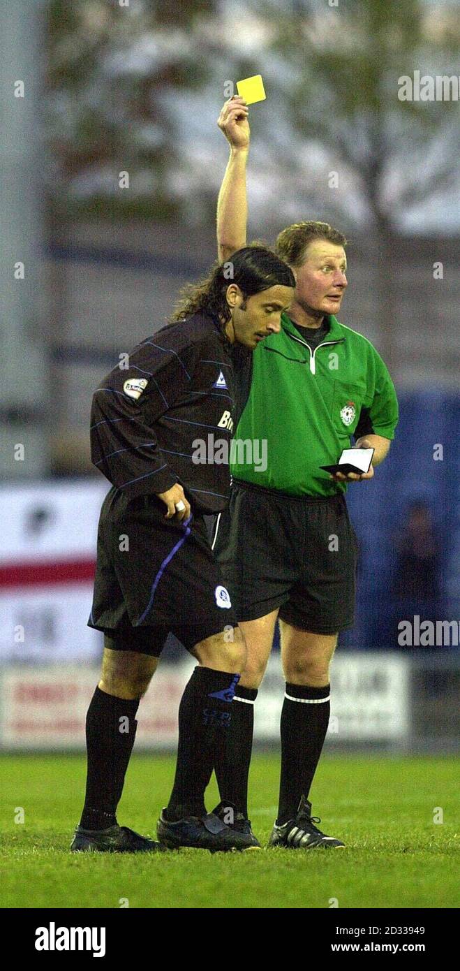 Der Queens Park Rangers' Gino Padula erhält von Schiedsrichter M. Fletcher eine gelbe Karte für den gezielten Handball, während des Nationwide Division Two Matches auf Stockports Edgeley Park Ground KANN DIESES BILD NUR IM RAHMEN EINES REDAKTIONELLEN ANLAGEFELDES verwendet werden. KEINE INOFFIZIELLE CLUB-WEBSITE. Stockfoto