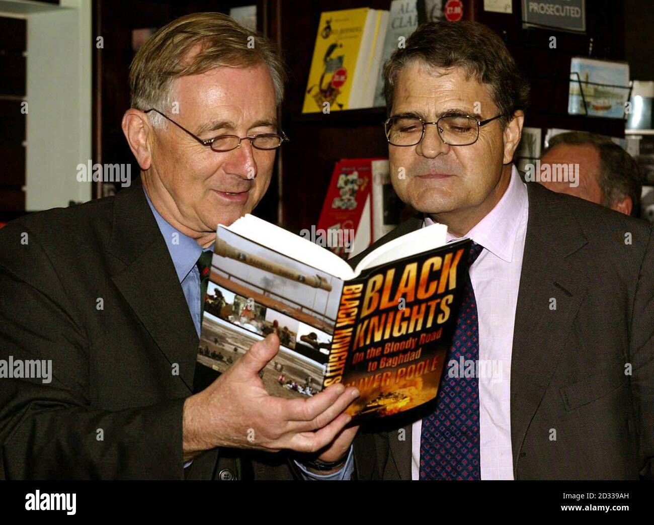 Peter Bottomley MP (links) mit Lord Poole bei der Buchpräsentation von Oliver Poole's "Black Knights" in Central London. Stockfoto