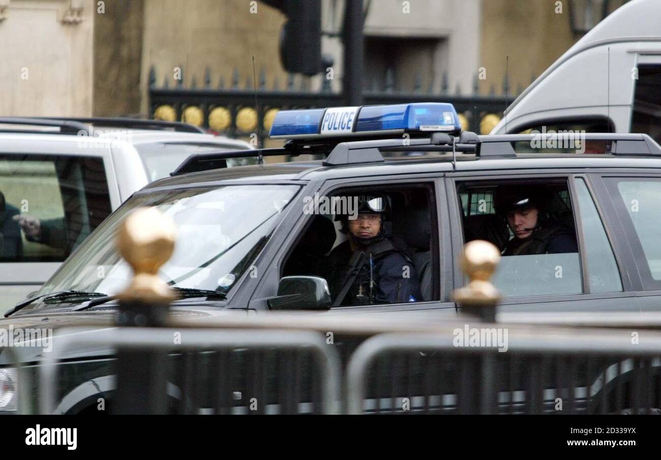 Die Polizei wartet draußen, während Präsident Bush seine Aufgaben in der Bankettsuite in Whitehall weiterführt. Stockfoto