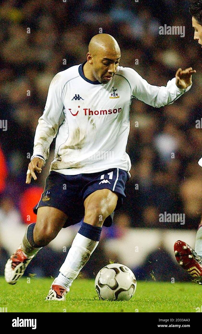 Sporn's Stephane Dalmat in Aktion gegen Aston Villa, während des FA Barclaycard Premiership Match in der White Hart Lane. DIESES BILD KANN NUR IM RAHMEN EINER REDAKTIONELLEN FUNKTION VERWENDET WERDEN. KEINE WEBSITE-/INTERNETNUTZUNG, ES SEI DENN, DIE WEBSITE IST BEI DER FOOTBALL ASSOCIATION PREMIER LEAGUE REGISTRIERT. Stockfoto