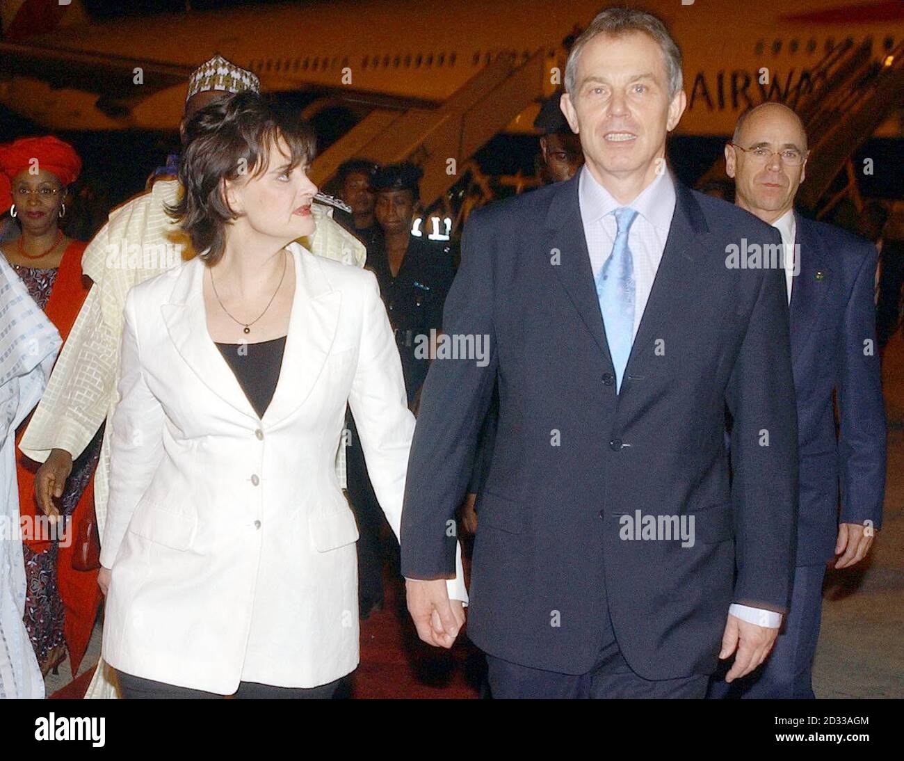 Der britische Premierminister Tony Blair kommt in Begleitung seiner Frau Cherie zum Treffen der Regierungschefs des Commonwealth, das morgen (Freitag) beginnt, nach Abuja, Nigeria. Stockfoto