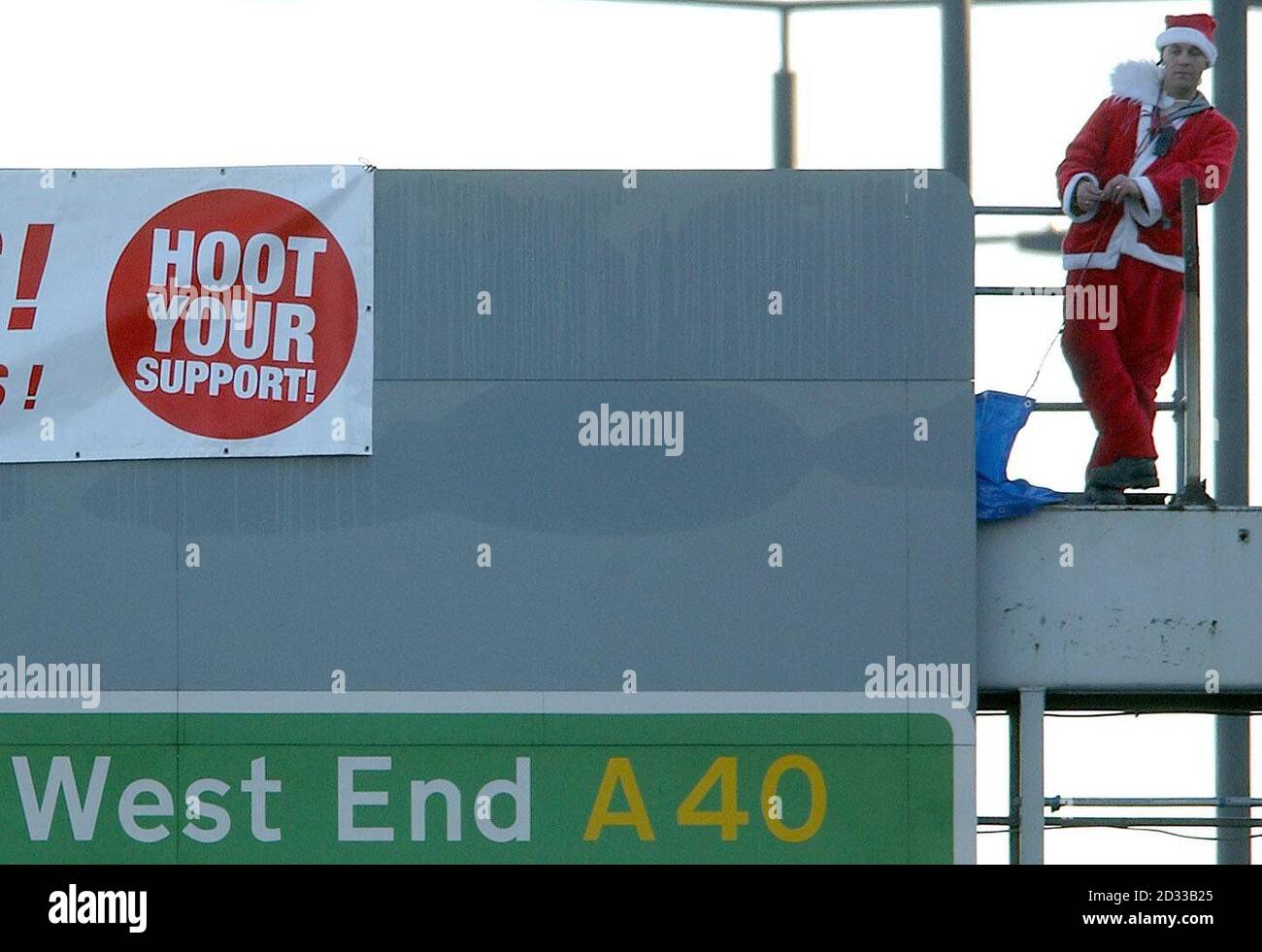 Ein als Weihnachtsmann gekleideter Mann, der behauptet, die Gruppe Fathers for Justice zu repräsentieren, steht auf einer Gantry über der Hauptstraße A40 im Westen Londons. Der Mann, der nicht genannt wurde, ist ein Lastwagenfahrer aus dem Norden Londons, der mit seinen beiden Kindern unter Sorgerechtsschwierigkeiten zu leiden hat. Stockfoto